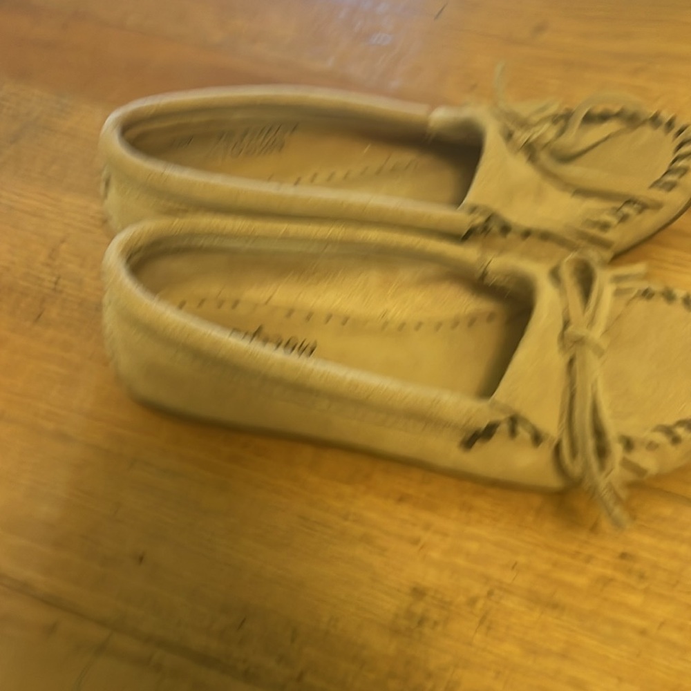 Minnetonka Tan Moccasins with Fringe and Bow 7.5 - Picture 3 of 8